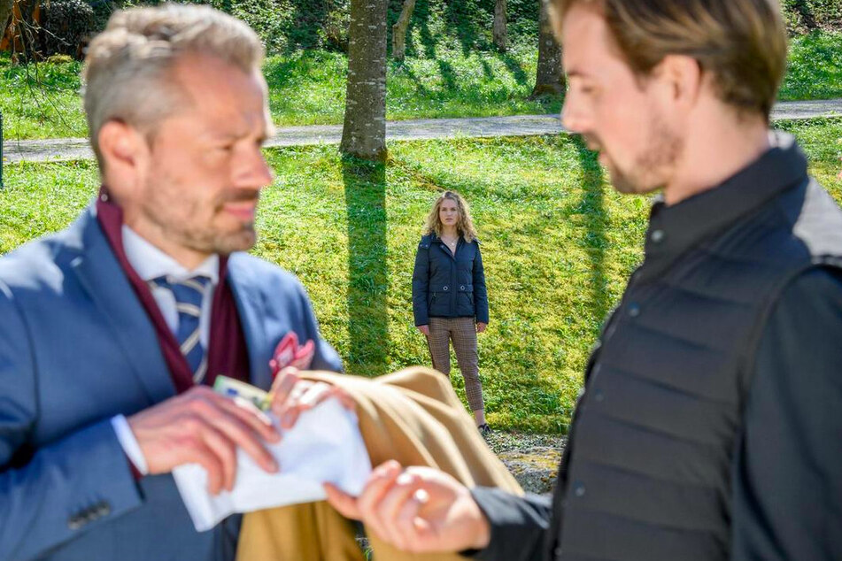 Maja beobachtet Hannes (Pablo Konrad, r.) und Erik (Sven Waasner). Was haben die beiden zu schaffen?