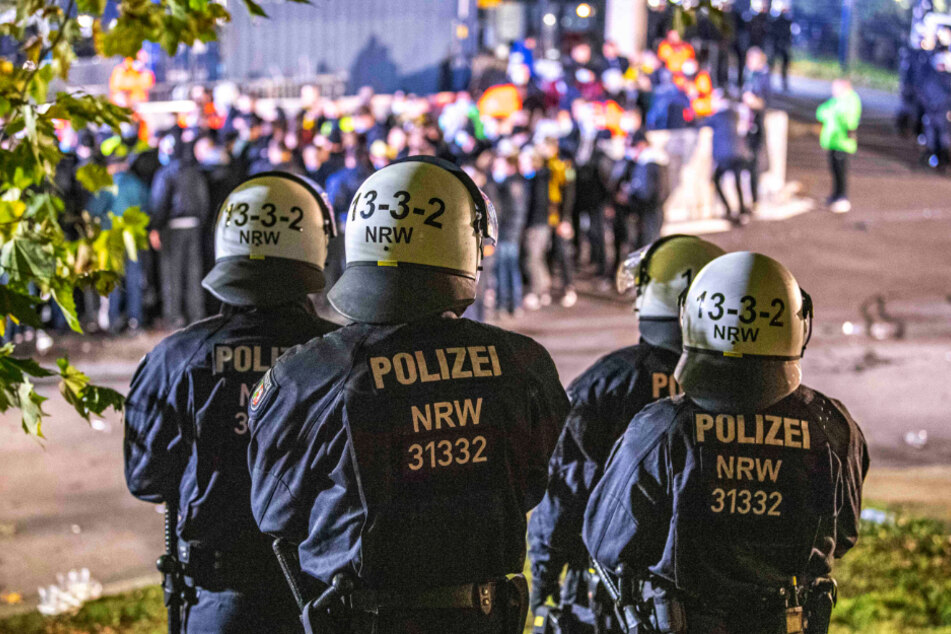 Die Polizisten in NRW sichern die Fanankunft am Stadion. Viele Einsatzkräfte waren vor Ort, es blieb aber ruhig.
