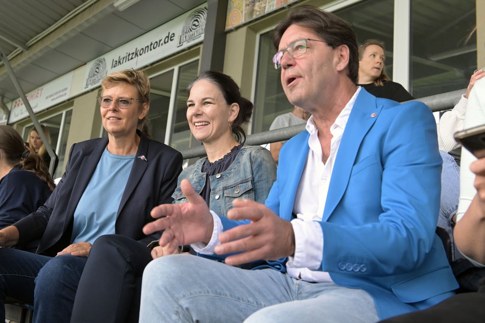 Annalena Baerbock (42, m., Bündnis 90/Die Grünen) stattete Turbine Potsdam um Präsident Karsten Ritter-Lang (r.) und Vizepräsidentin Ulrike Häfner (l.) zum Saisonauftakt einen Besuch ab.