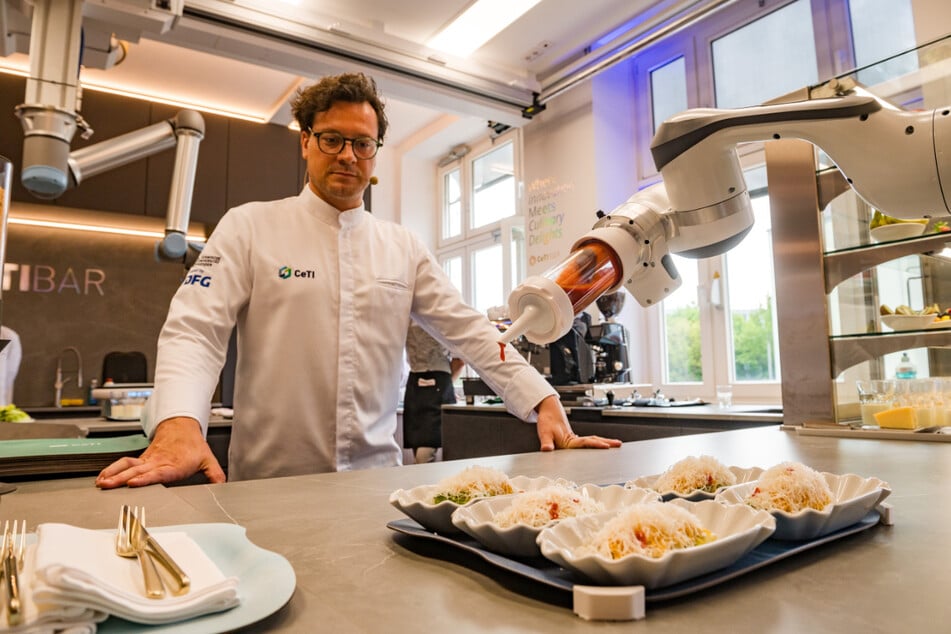 Sternekoch Benjamin Biedlingmaier (38) trainierte die robotischen Küchenhelfer auf die Zubereitung seines Caesar-Salats: "Was sie nicht können, ist Kreativität."
