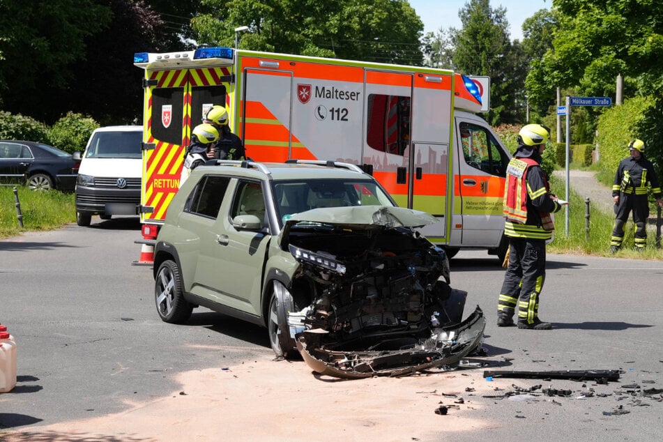 Mit demolierter Front steht ein Hyundai auf einer Kreuzung im Leipziger Südwesten.