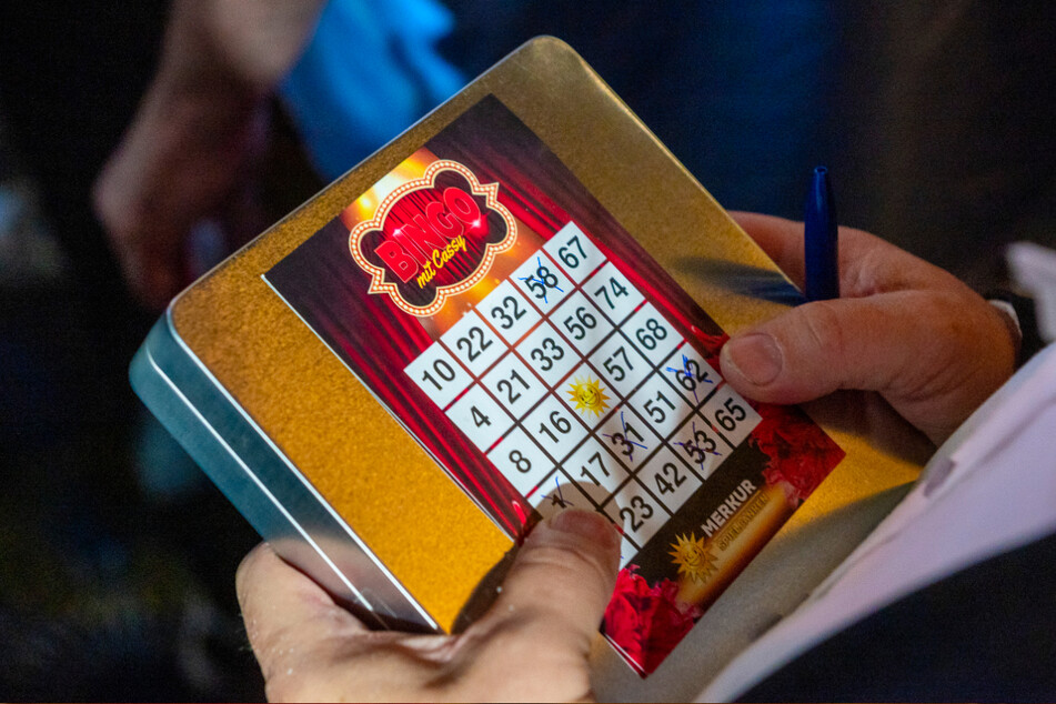 Wer auf der Bingo-Karte fünf Zahlen in einer Reihe hat, darf das Zauberwort rufen.