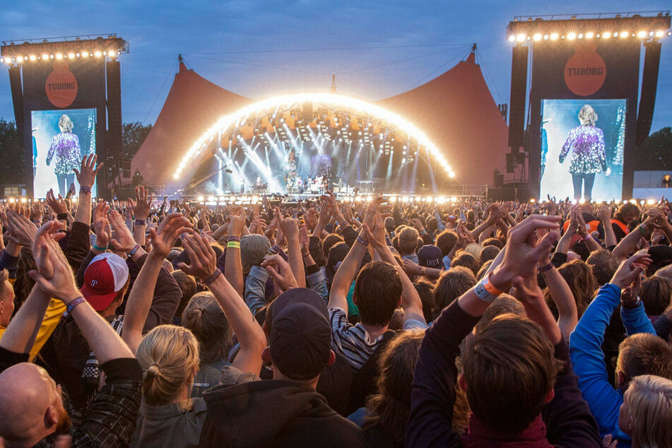 Trotz der Corona-Krise liefen die Planungen für das größte Musikfestival Nordeuropas im dänischen Roskilde vorerst weiter. Am Montag wurde das Roskilde-Festival für dieses Jahr schließlich abgesagt.