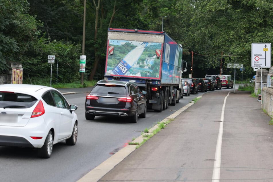 Die Hans-Driesch-Straße, Umleitungsstrecke für die gesperrte Zeppelinbrücke, war ab Mittwochnachmittag nicht befahrbar, weil sie Teil des Firmenlaufs war.