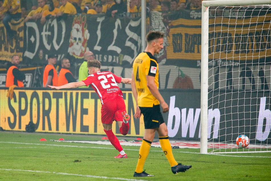 Philipp Hercher (l.) machte mit seinem Treffer zum 2:0 in der Nachspielzeit alles klar: Der Abstieg der SGD war besiegelt.