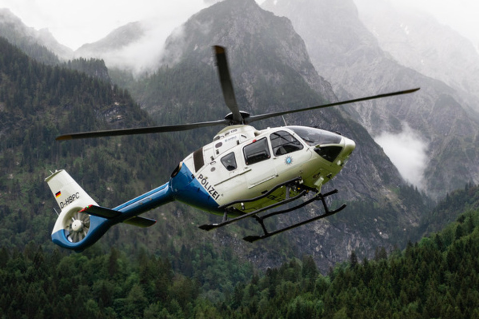 Ein Hubschrauber der Polizei startet nach der Rettung von Wanderern im Tal bei Grainau.