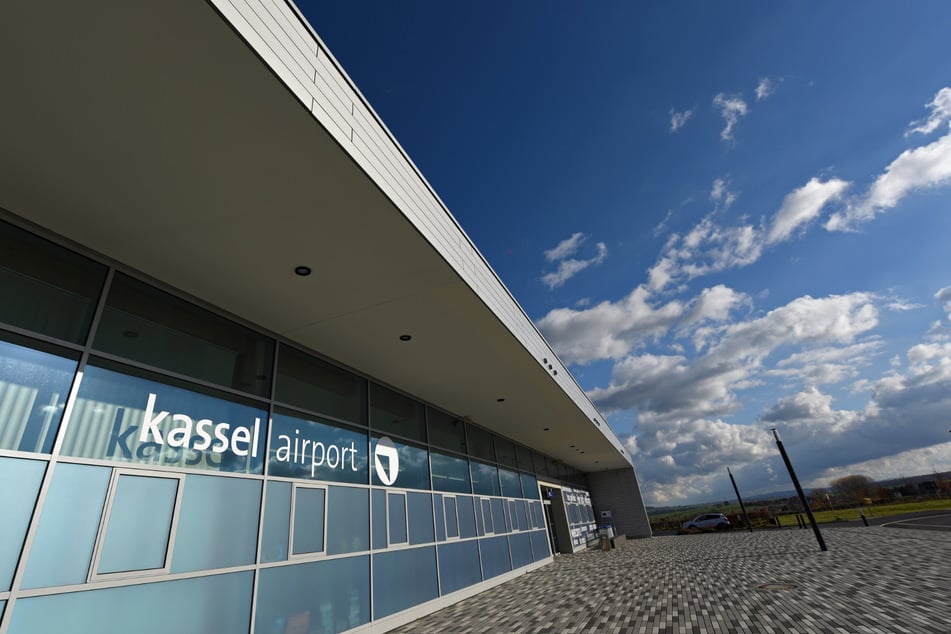 Vom Flughafen Kassel-Calden starten teilweise nur sechs Flüge innerhalb von drei Monaten. Jetzt demonstrieren Klima-Aktivisten gegen den Erhalt des Airports.