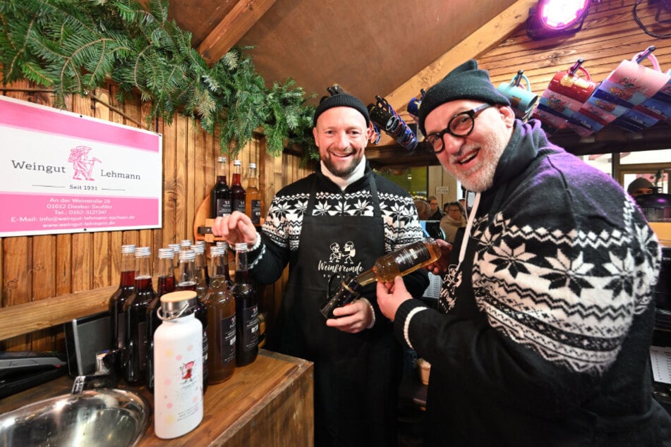 Die Chemnitzer "Weinfreunde" Francesco Karnapp (39, l.) und Andreas Müller (53) schenken Glühwein auf dem Rosenhof aus.