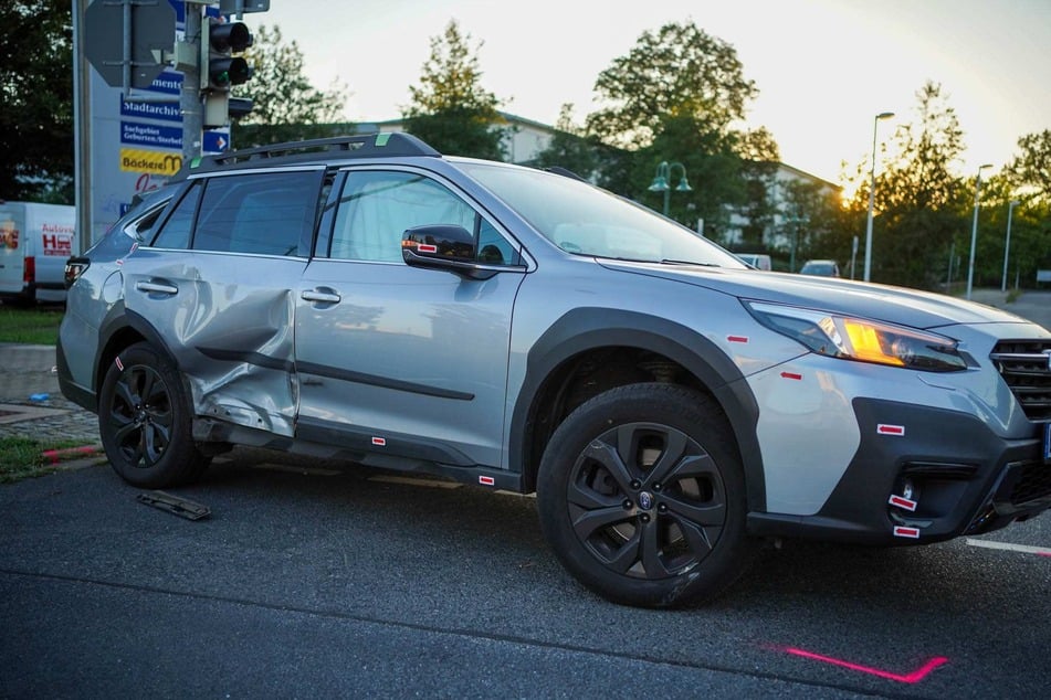 Der Subaru krachte mit der Straßenbahn zusammen, weil er das Abbiege-Verbot nach rechts missachtete und eine Straßenbahn übersah.