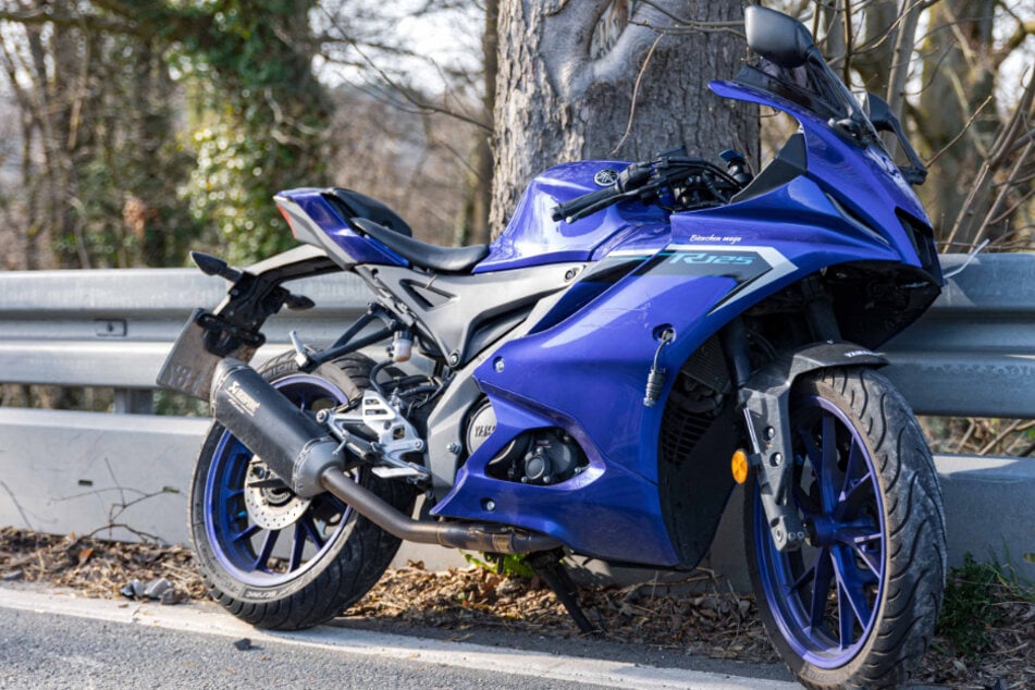 Biker-Unfall im Bergischen: Teenager rast in Leitplanke und bleibt hängen