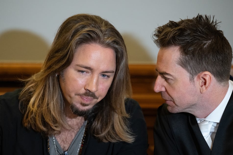 Ofarim mit seinem Anwalt Alexander Stevens (44, r.) beim Prozess 2023. Wenig später las er das Geständnis ab.