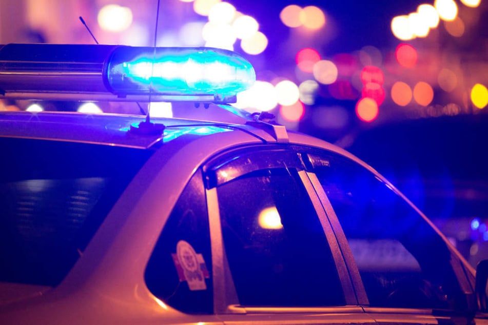 Als die Einsatzkräfte dem 17-Jährigen Handschellen anlegten, rannte plötzlich dessen 18-jähriger Freund mit einer Eisenstange und einem Baseballschläger auf die Beamten zu. (Symbolbild)