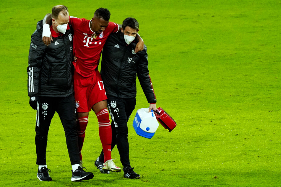 Auch Bayerns Innenverteidiger Jérôme Boateng (M.) konnte nicht mehr weitermachen und musste vorzeitig raus.