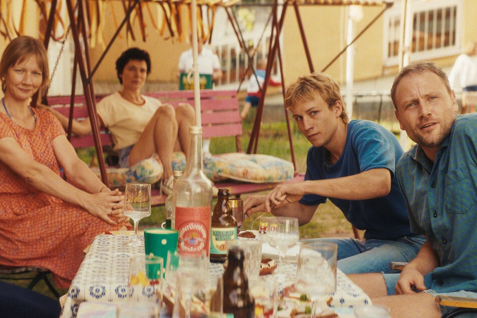 Eine Szene aus "Zwei zu Eins": Maren (Sandra Hüller), Janette (Kathrin Wehlisch), Jannek (Anselm Haderer) und Robert (Max Riemelt) sitzen an einem Sommerabend zusammen.
