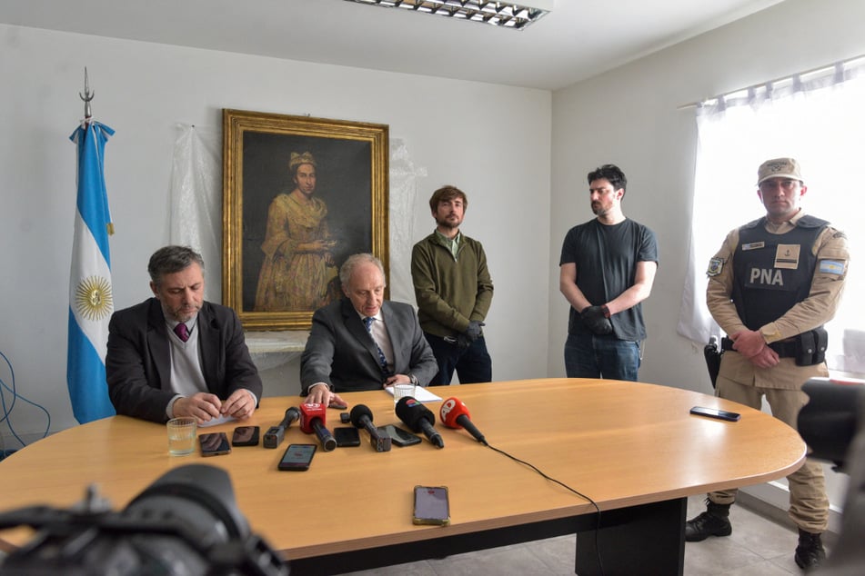 Der Generalstaatsanwalt von Mar del Plata und der Bundesstaatsanwalt geben eine Pressekonferenz vor dem Gemälde.