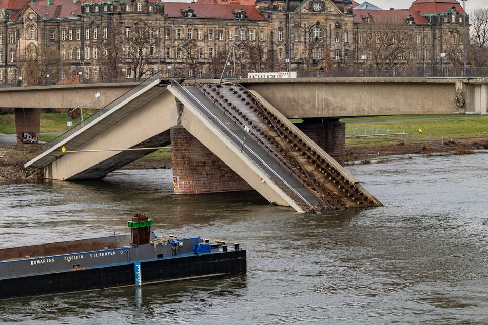 Seit Wochen laufen die Abrissarbeiten an der Brücke. Im Zuge dessen wurden auch schon drei Weltkriegsbomben gefunden.