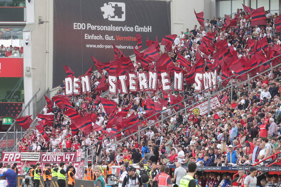 1800 Fans von RB Leipzig haben den Weg nach Leverkusen auf sich genommen.