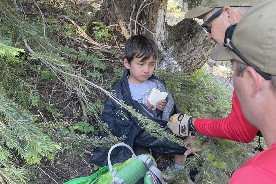 Nach einer langen Nacht alleine im Wald musste der kleine Christian erstmal was essen.