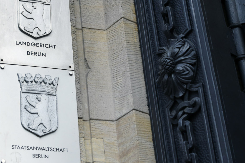 Schilder an der Fassade des Kriminalgerichts Moabit weisen die Staatsanwaltschaft Berlin und das Landgericht Berlin aus.