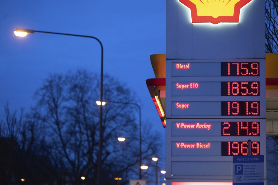 Die Preise an den Tankstellen steigen auf neue Höchststände.