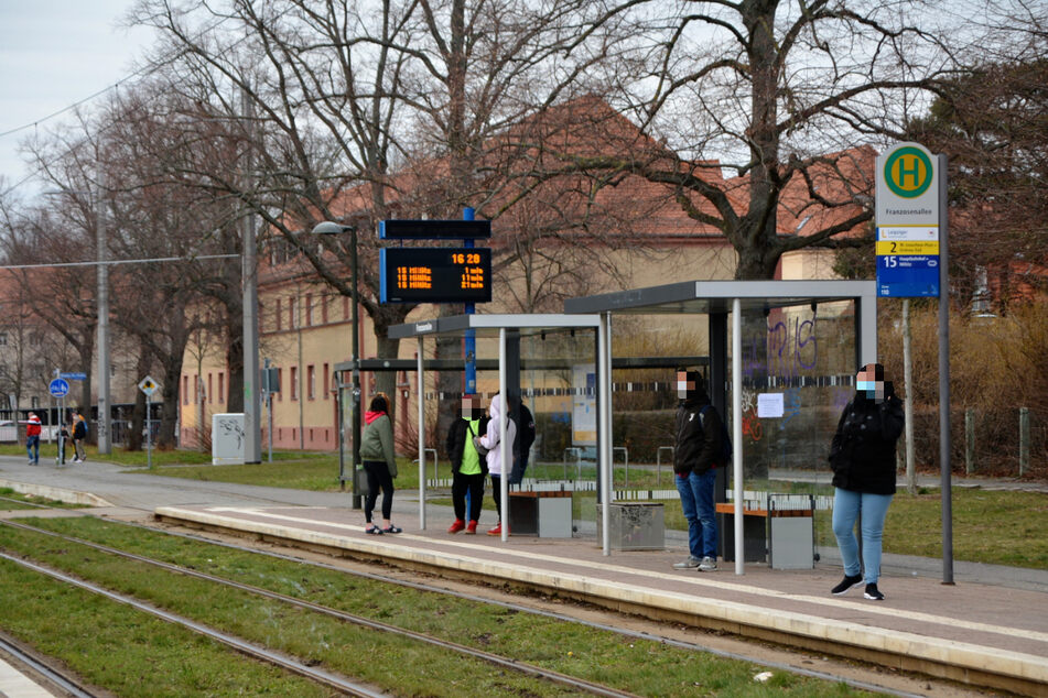 Das Duo war dem Jugendlichen von der Haltestelle Franzosenallee aus gefolgt. Kurz darauf schlugen sie zu.
