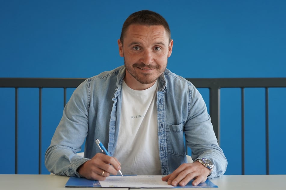 Andreas Geipl (34) bei der Vertragsunterschrift bei den Himmelblauen.