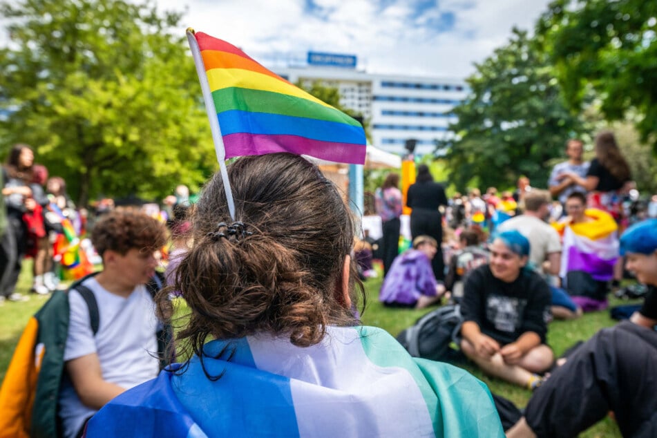 In Chemnitz strahlen am Samstag wieder die Regenbogenfarben. (Archivbild)