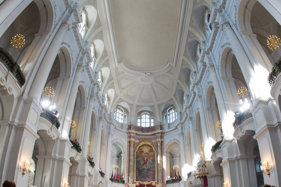 Die Dresdner Kathedrale feiert ihre Sanierung.
