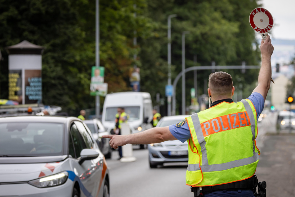 Rund 80 Polizisten kontrollierten gestern Autofahrer in der Leipziger Straße.