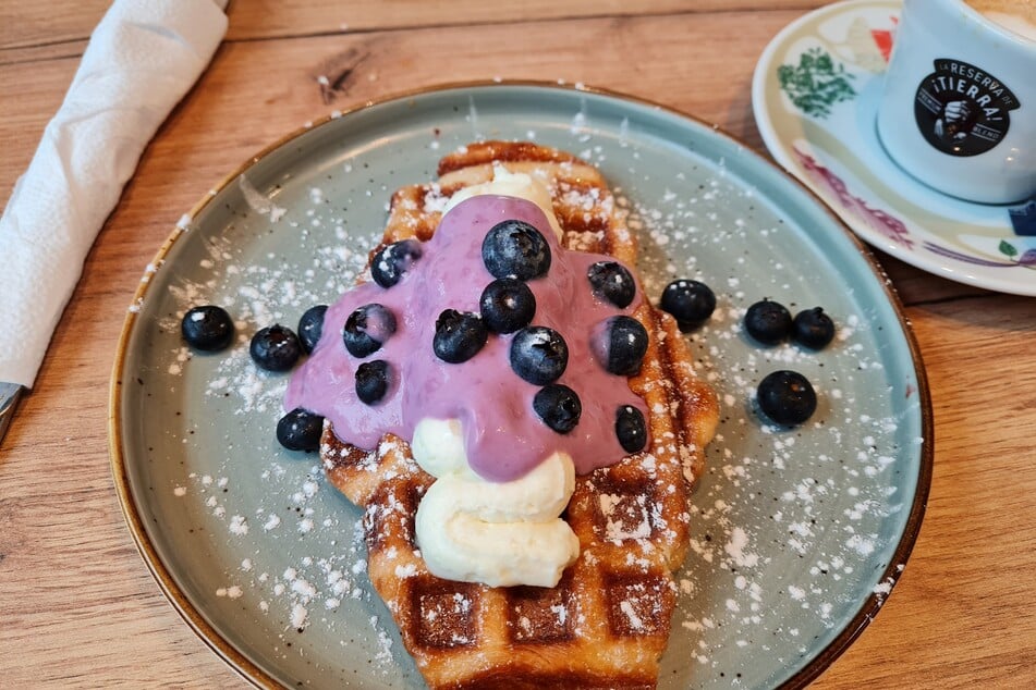 Croffles Blueberry Blues ist eine Köstlichkeit aus dem Café "Maison Le" in Magdeburg.