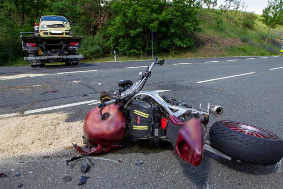 Schwerer Motorradunfall auf der B173 im Vogtland: Ein Motorradfahrer wurde dabei schwer verletzt.