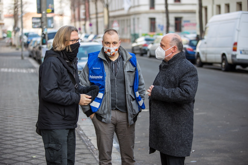 LKA-Präsident Petric Kleine (r.) und sein Sprecher Tom Bernhardt (M.) verfolgten die Razzia auf der Eisenbahnstraße - und verschafften dort TAG24-Redakteur Alexander Bischoff einen Überblick.