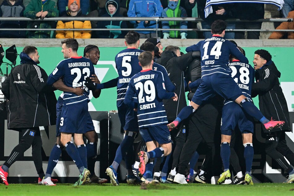 Grenzenlose Freude bei den HSV-Profis: Bei Preußen Münster haben die Rothosen endlich mal wieder auswärts gegen einen Aufsteiger gewonnen.