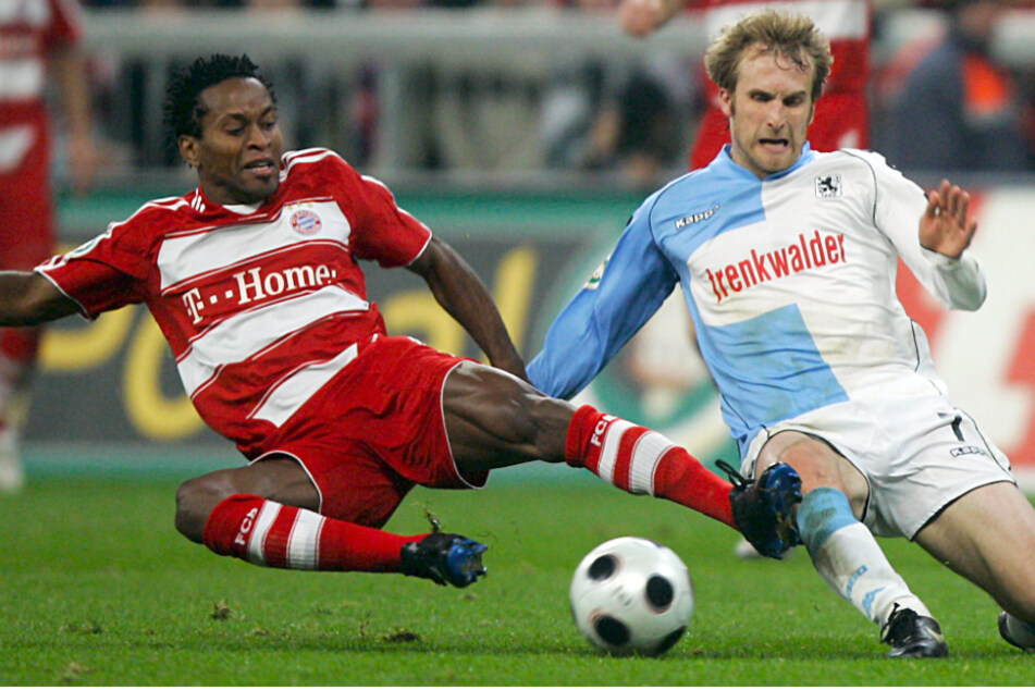 Zuletzt trafen der FC Bayern und der TSV 1860 München 2008 im DFB-Pokal aufeinander. Hier kämpft Ze Roberto (l.) gegen Daniel Bierofka.