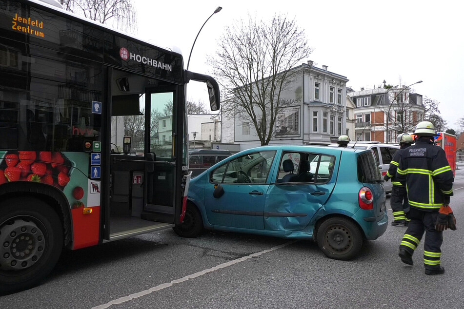 Anscheinend wollte die Autofahrerin wenden und übersah den Bus neben ihrem Fahrzeug.