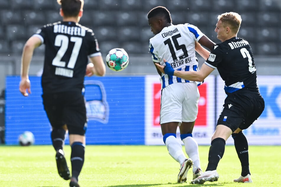 Umkämpftes Spiel in Berlin: Die Bielefelder Cedric Brunner (l.) und Bielefelds Amos Pieper (r.) versuchen Herthas Jhon Cordoba vom Ball zu trennen.