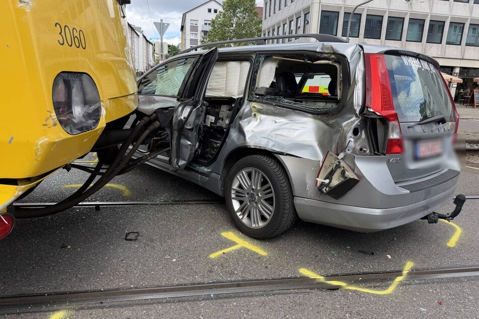 Bei dem Unfall wurde die linke Fahrzeugseite stark beschädigt.
