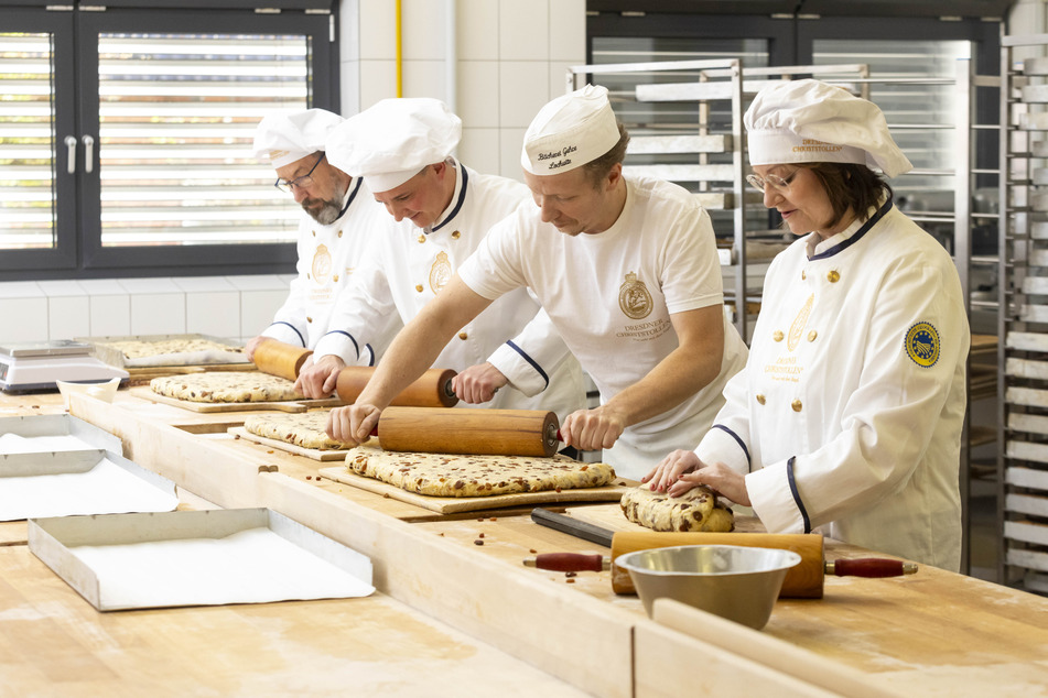 Dresdner Bäcker des Schutzverbandes Dresdner Stollen e. V. bei der Arbeit für den Riesenstollen.