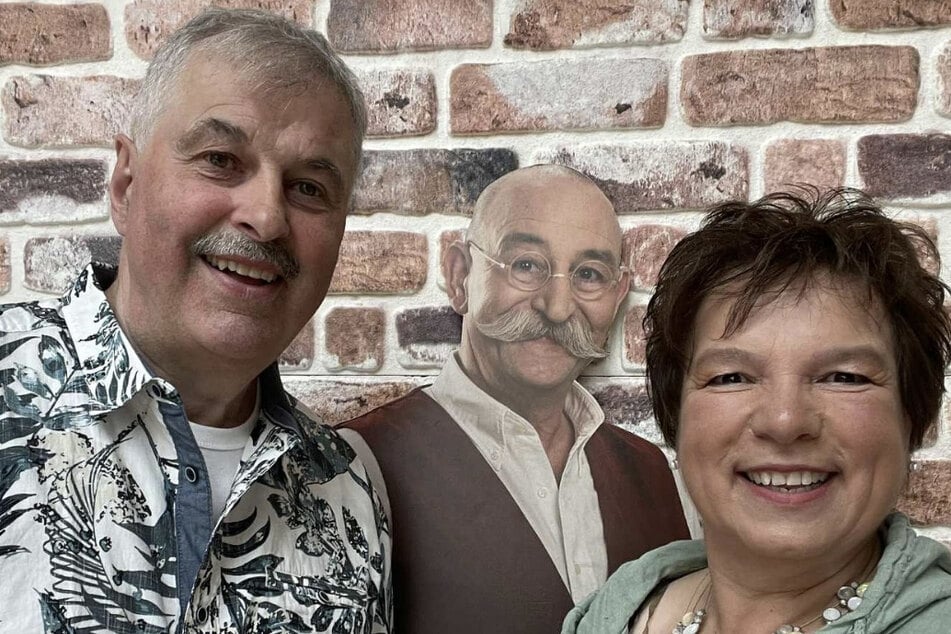 Gemeinsam mit einer Pappfigur von Horst Lichter (63) schoss das Paar ein Foto.