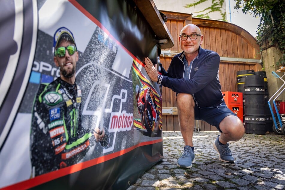 Auch in der Gaststätte "Postgut" hat Inhaber Axel Rottluff (65) den Biergarten passend zum Rennsport-Wochenende dekoriert.