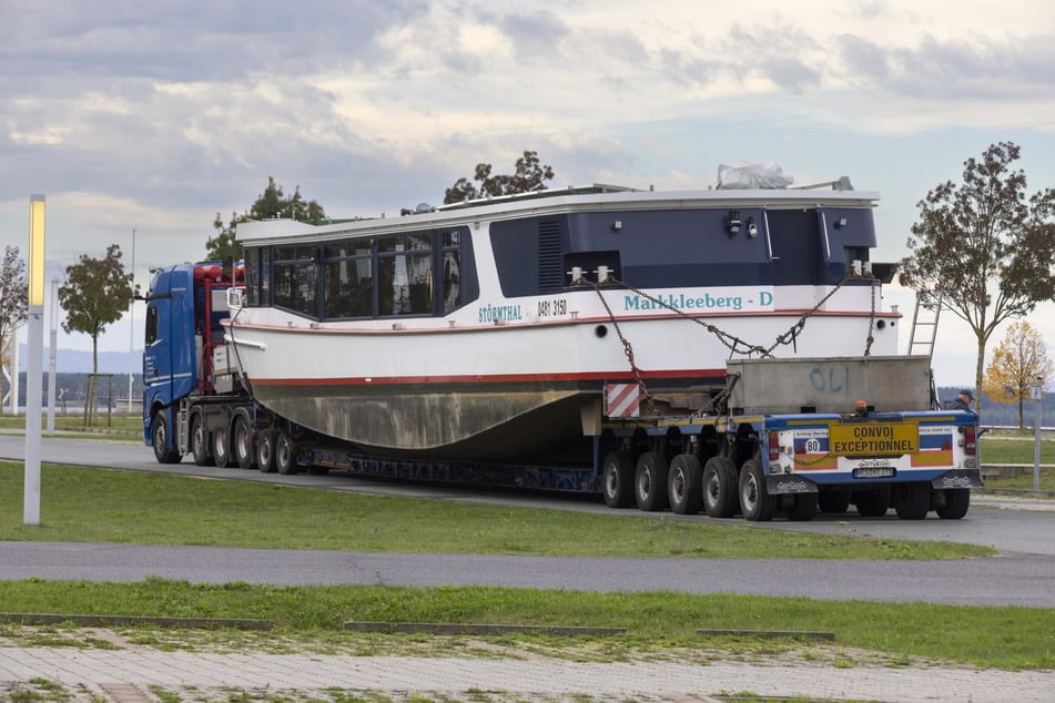 Am frühen Donnerstagmorgen erreichte das huckepack geladene Schiff nach rund siebenstündiger Fahrt die Boxberger Strandpromenade.