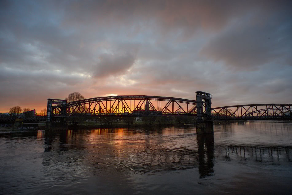 Die Hubbrücke in Magdeburg ist seit ein paar Tagen für Fußgänger und Radfahrer gesperrt. (Archivbild)