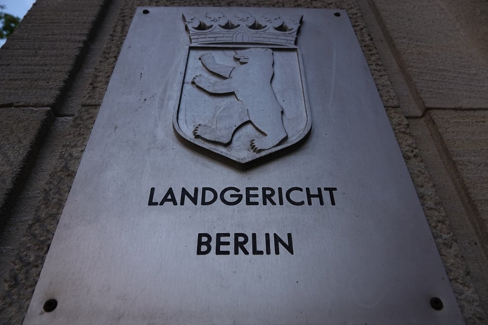 Das Landgericht Berlin hat die Haftbefehle gegen die Angeklagten aufgehoben.