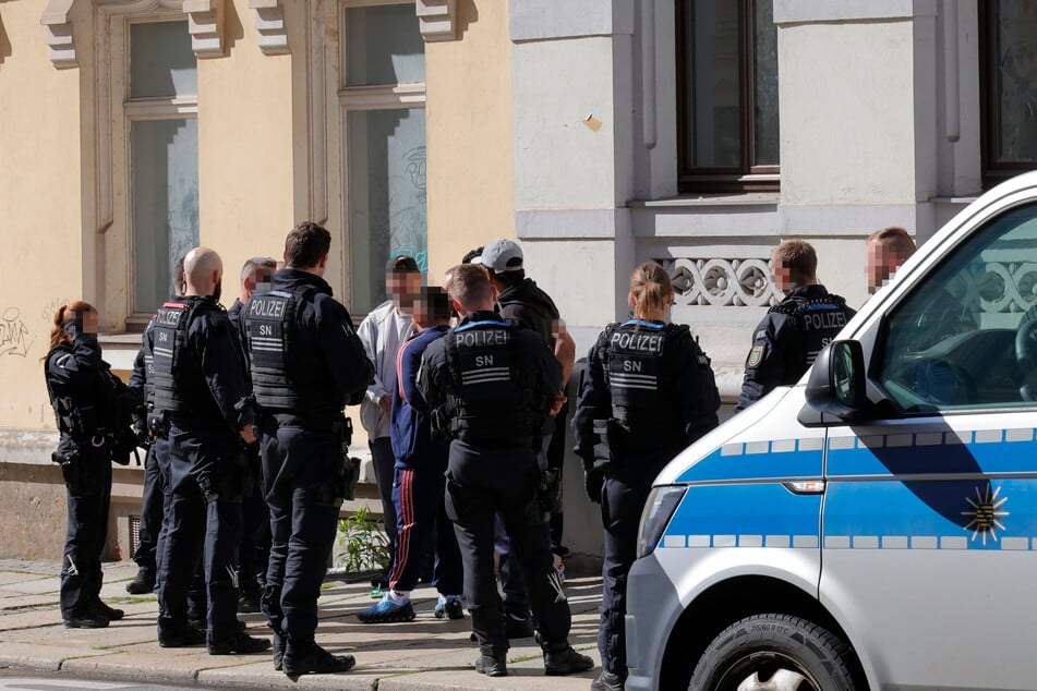 Die Polizei am Freitagnachmittag zur Fürstenstraße in Chemnitz aus. Dort prügelten sich zwei Männer.