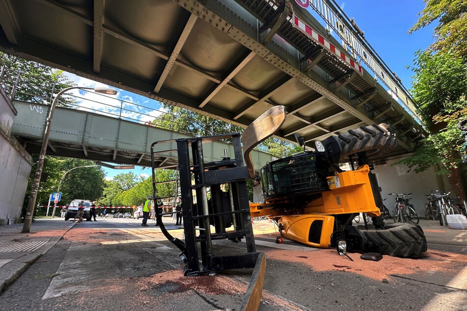 Bei dem Unfall wurde die Brücke über den Meiendorfer Weg beschädigt.