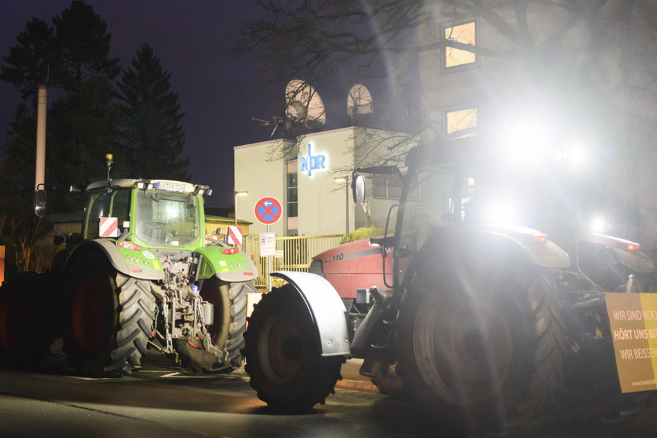 Rund 30 Traktoren stehen vor dem NDR-Gebäude in Hannover.