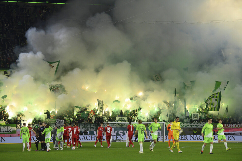 Die Fans des VfL Wolfsburg zündeten unter anderem im März bei dem Duell gegen den VfB Stuttgart Pyrotechnik in der heimischen Volkswagen-Arena.