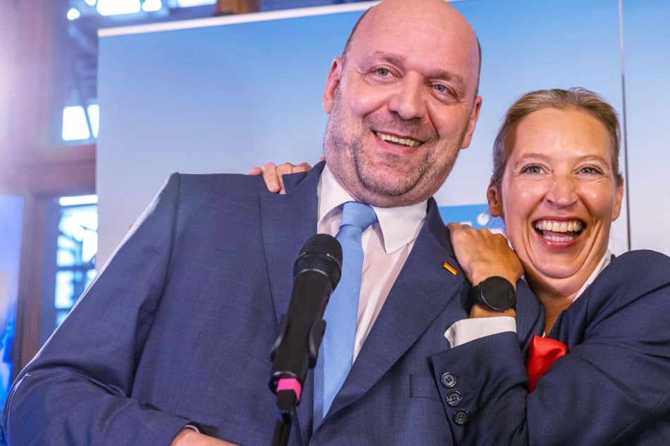 Rechtspopulisten haben gut lachen: Robert Lambrou (56, Spitzenkandidat der AfD bei der Landtagswahl in Hessen) und Alice Weidel (44, Bundessprecherin der AfD) freuen sich zusammen über das Wahlergebnis ihrer Partei in dem Bundesland.