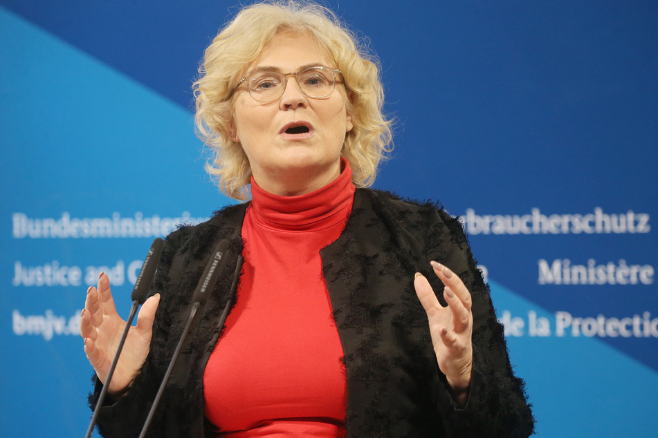 Christine Lambrecht (55, SPD), Bundesjustizministerin, gibt in ihrem Ministerium ein Statement zu Hasskriminalität und Rechtsextremismus ab.