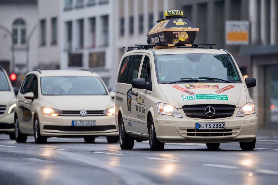 2021 hatten Kölner Taxiunternehmen bereits eine existenzielle Krise beklagt und eine Demo veranstaltet. (Archivbild)